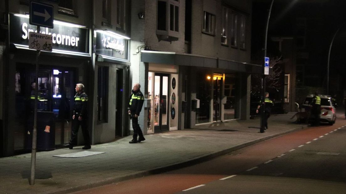 De politie doet onderzoek bij de kapperszaak