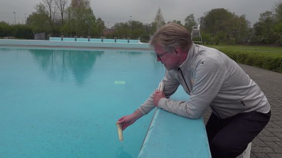 Het buitenbad van Aquadrome in Enschede gaat door het koude weer nog niet open