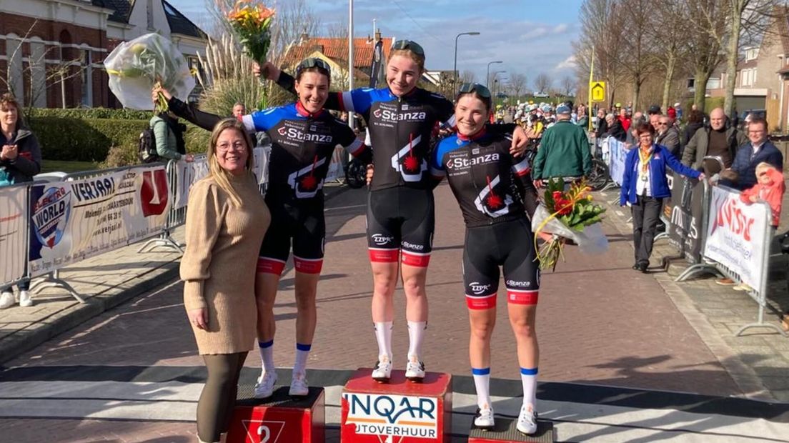 Winnares Maartje Redder staat met haar ploeggenotes op het podium in de Ronde van Oud-Vossemeer