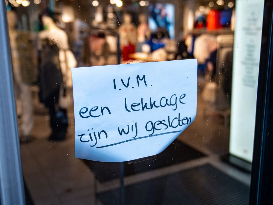 Op de deur van de winkels hangt een briefje