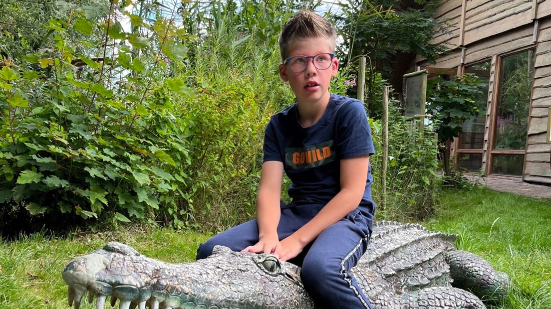 De 10-jarige Leroy in afwachting van een plekje op zijn nieuwe school