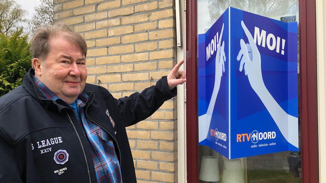 Raspe heeft het bord aan het raam van zijn huis in Sappemeer geplakt