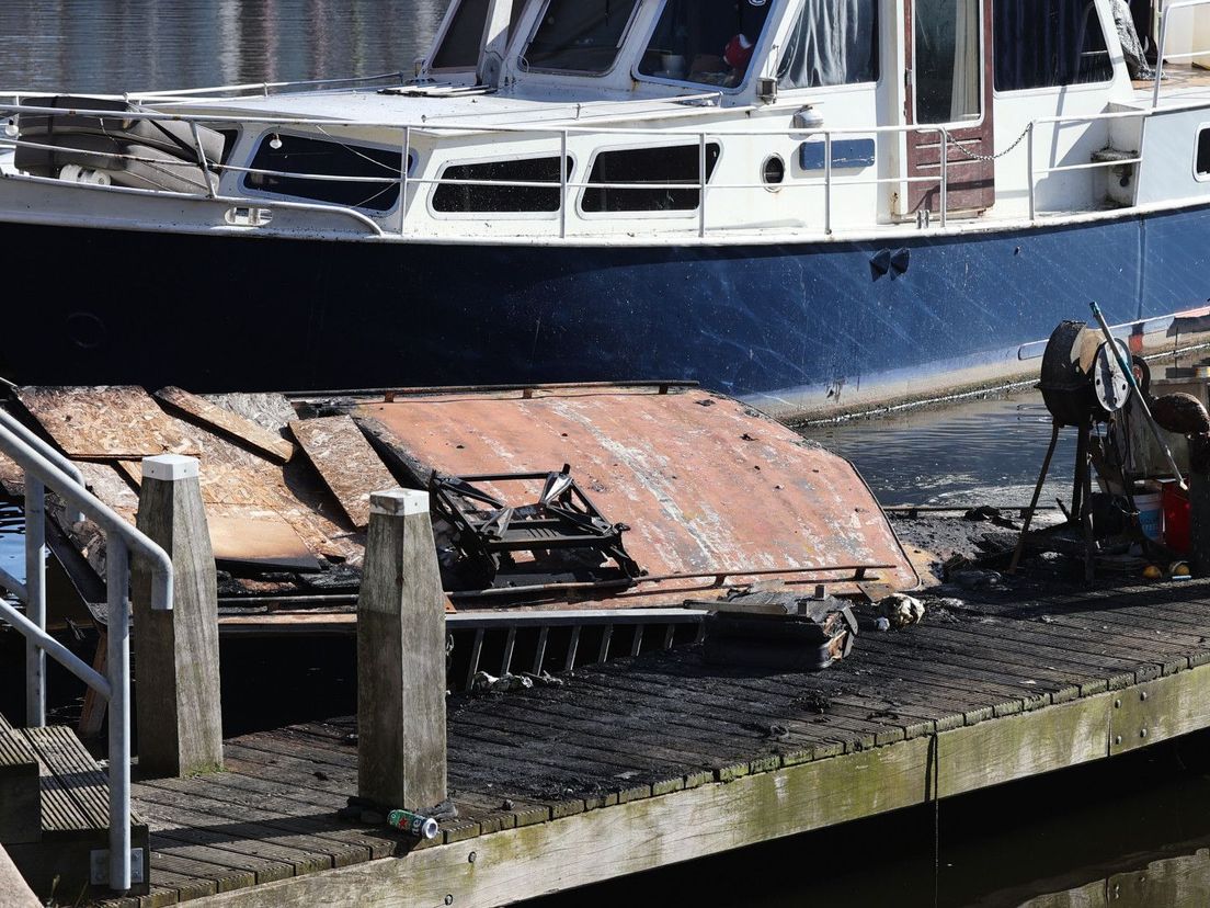 Boot afgebrand en gezonken aan Verheeskade in Laak