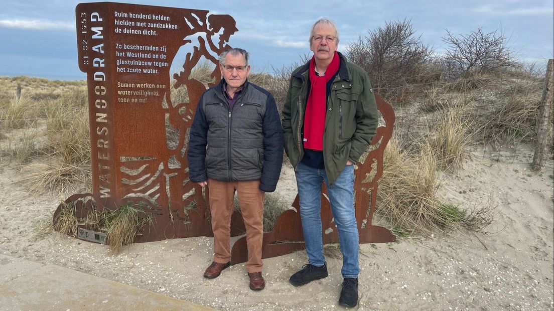 Zandzakdrager Jan van Oosten (links) en Jan Buskes (Westlands Historisch Archief) bij monument Watersnoodramp in 's-Gravenzande
