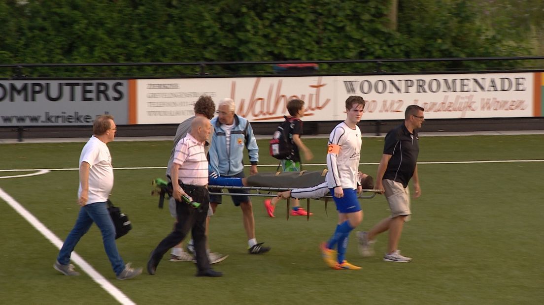 De Nooijer straft aanvoerder FC Dordrecht na tackle (video)