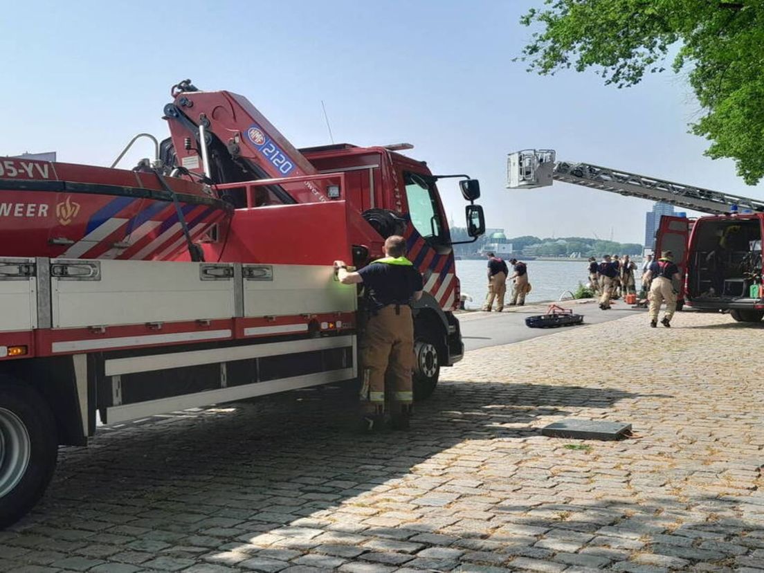 Grootschalige reddingsactie voor een persoon te water in de Nieuwe Maas
