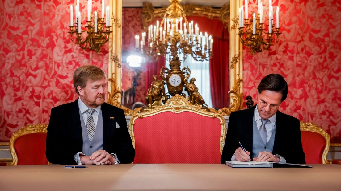 Dit Is Het Nieuwe Kabinet: Rutte IV Op Het Bordes Bij De Koning In Den ...