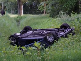 Auto op de kop in sloot bij Eelderwolde