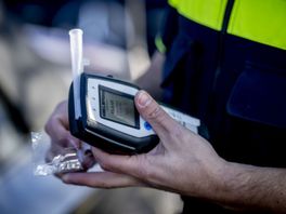 Slingerende vrachtwagenchauffeur van de weg geplukt