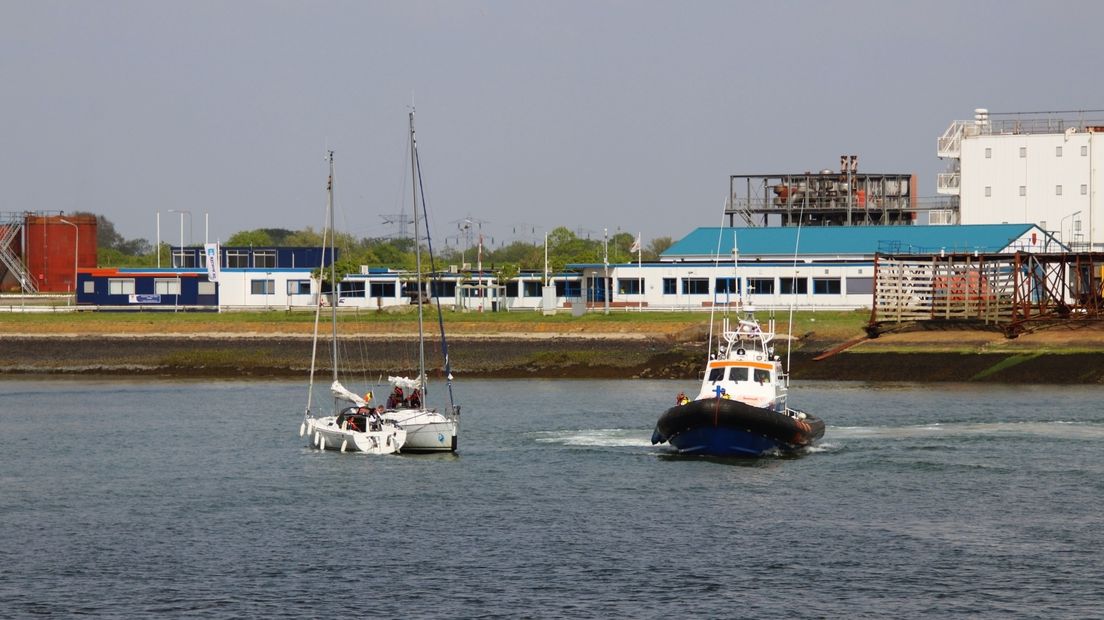 KNRM helpt stuurloze zeilboot in de Buitenhaven van Vlissingen