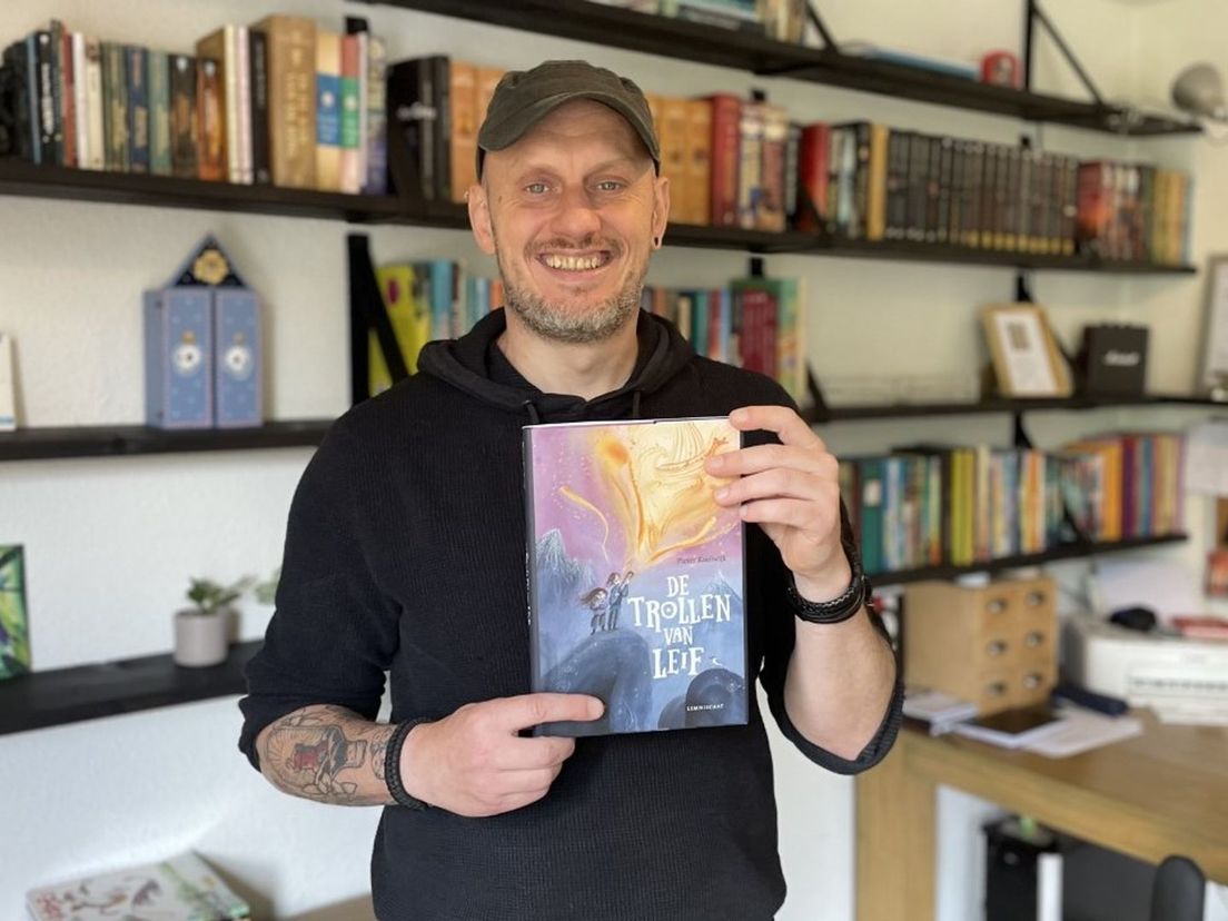 Kinderboekenschrijver Pieter Koolwijk met zijn nieuwe boek: 'De trollen van Leif'