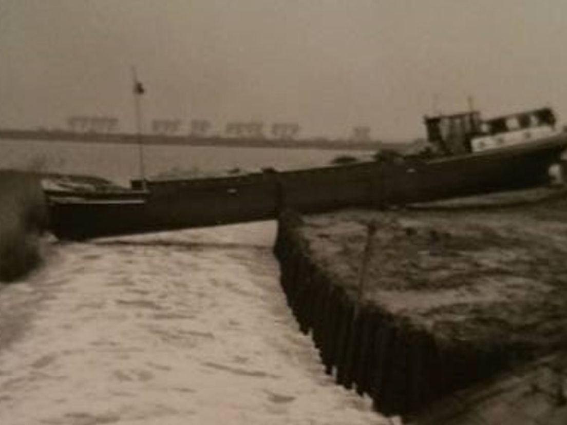 Schip de Leentje, tijdens de Watersnoodramp van 1953  op de dijk bij Tiengemeten