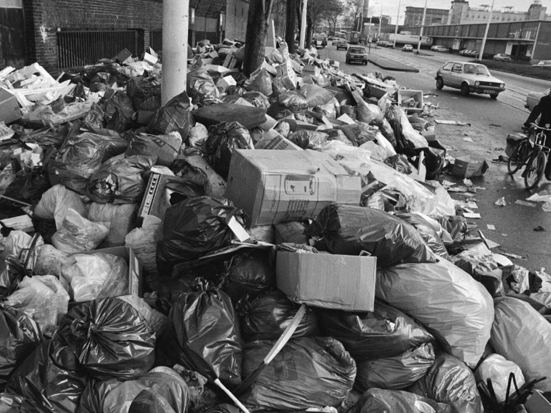 Enorme hoeveelheid vuilnis op de Westzeedijk in Rotterdam bij de reinigingsdienststaking van november 1983
