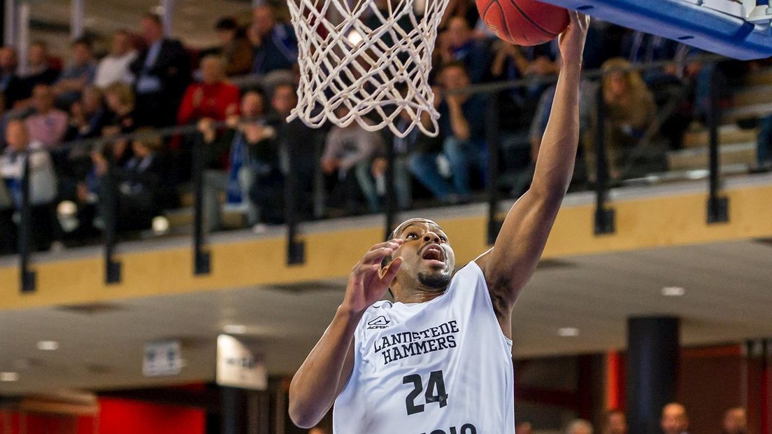 Martez Walker in actie namens Landstede Hammers
