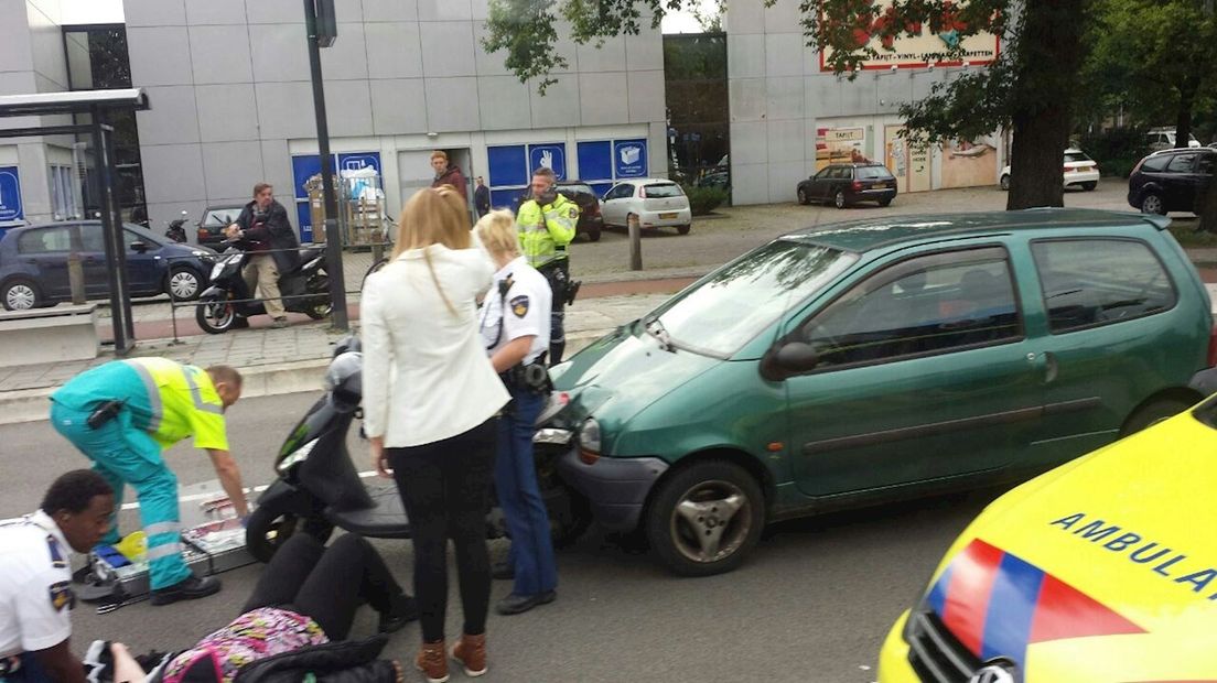 Gewonde scooterrijdster wordt behandeld