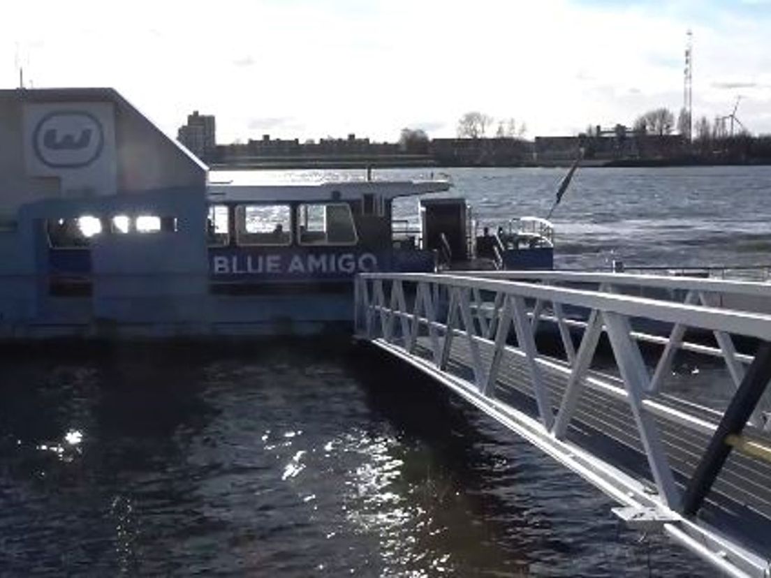 Reizigers varen nu met dit pontje tussen Maassluis en Rozenburg