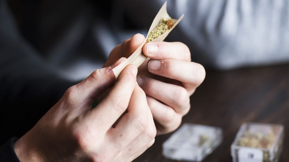 Iemand die een joint draait