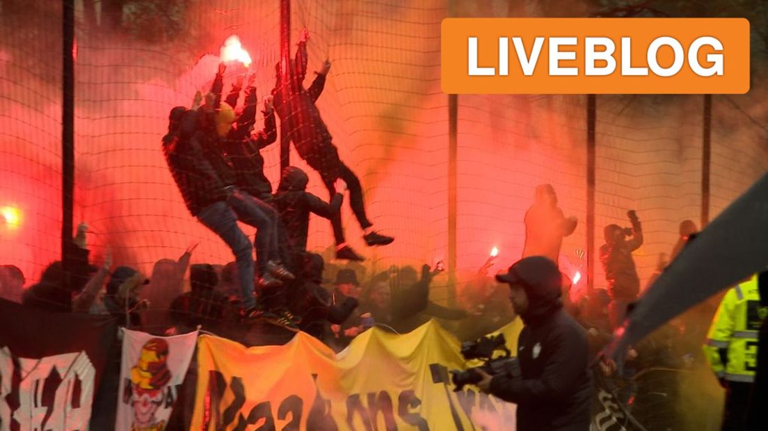 Fans van Vitesse klimmen in de hekken tijdens de laatste training