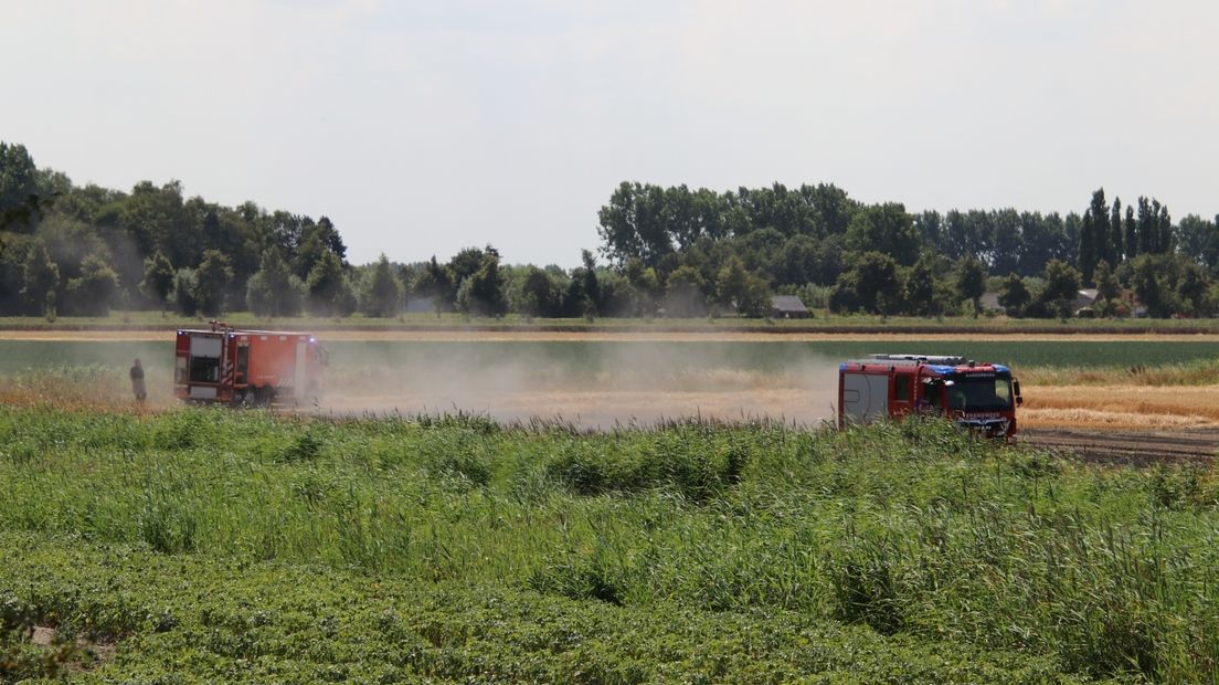 Combine en tarwe in brand gevlogen bij Sint Kruis
