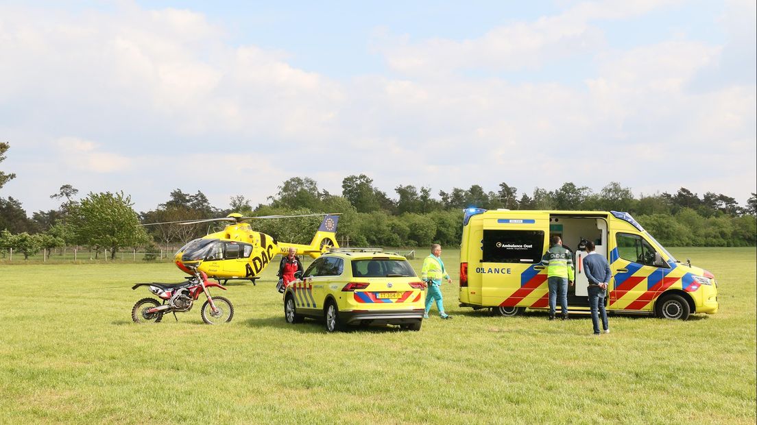 Ambulance en traumaheli ter plaatse in Hellendoorn om gewonde motorcrosser te helpen