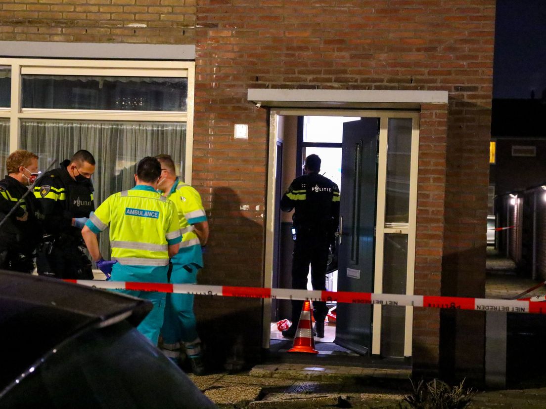 Man geraakt door schampschot bij schietpartij in zijn huiskamer - Rijnmond