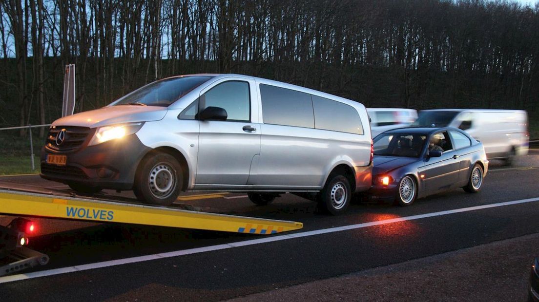 Auto muurvast in busje na botsing op A1