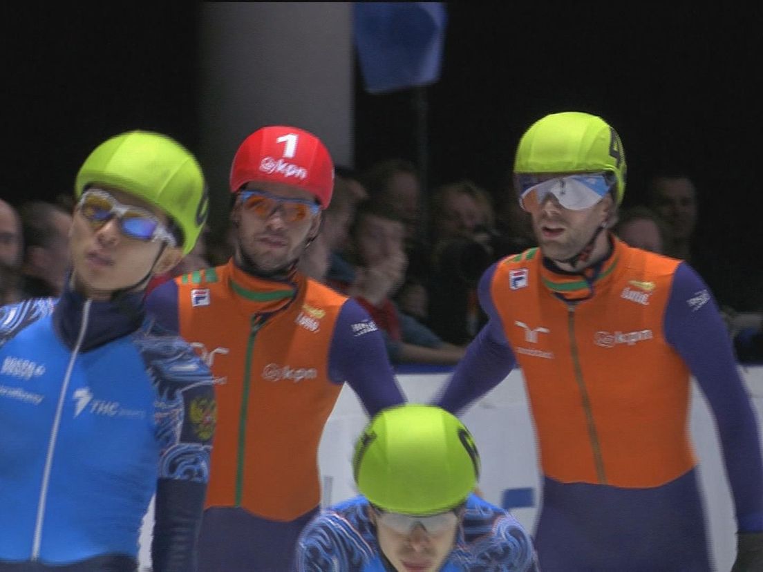 Sjinkie Knegt (met rode helm)