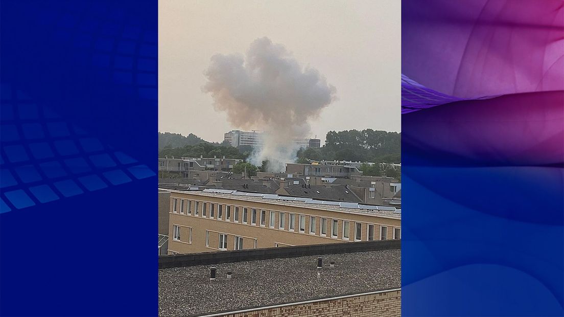 De explosie veroorzaakte een rookpluim boven de wijk die tot in de verre omgeving te zien was.