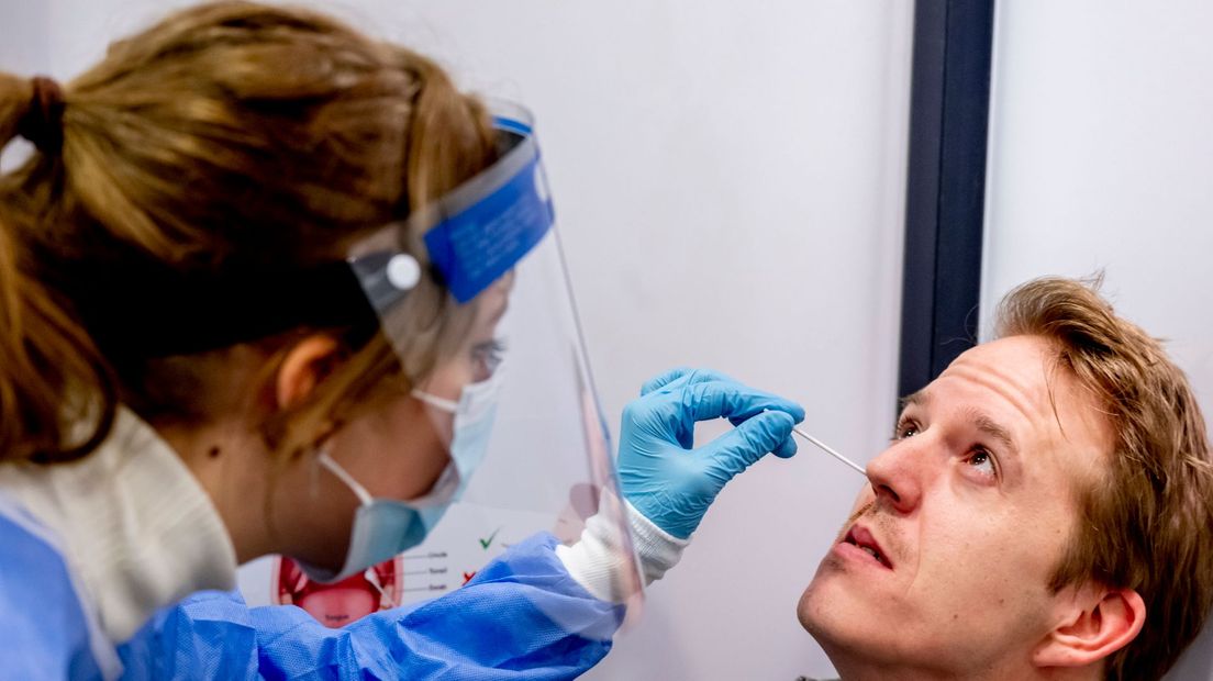 Een coronatest wordt afgenomen