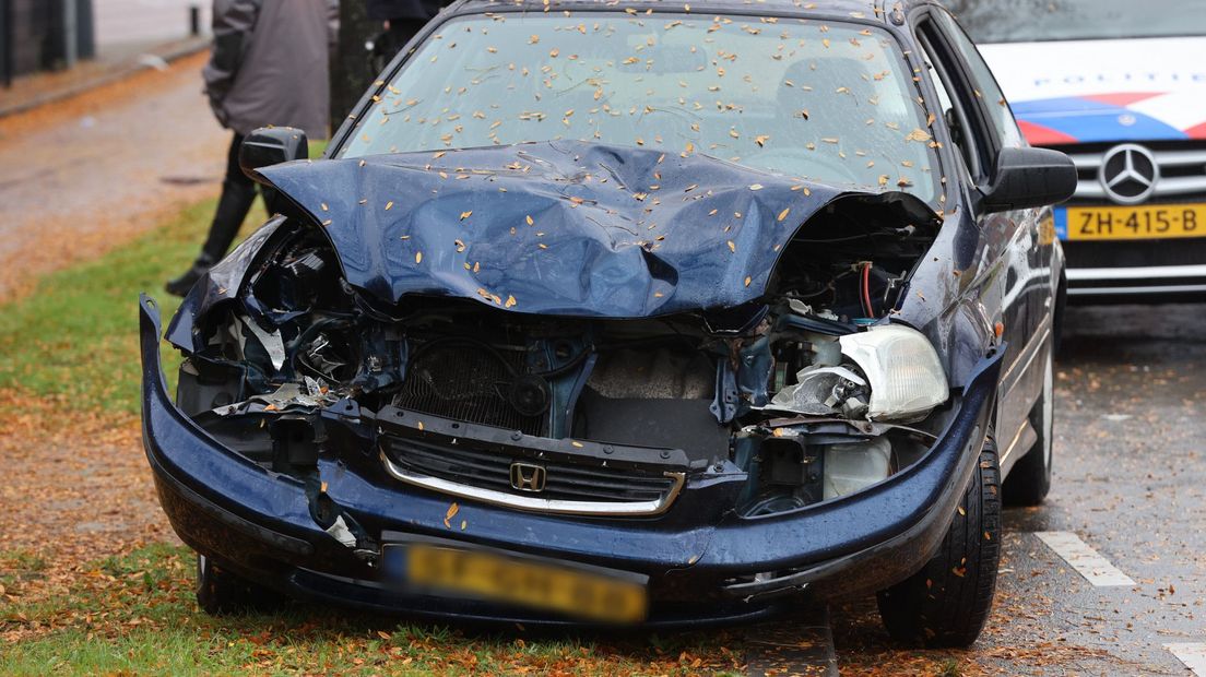De schade aan de auto in Delft