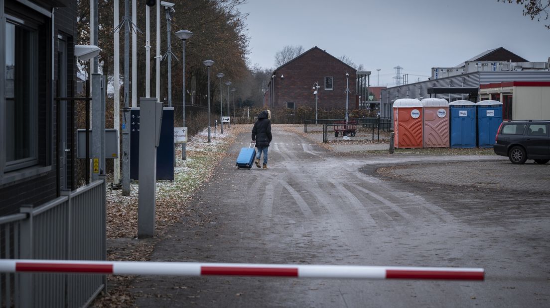 Een vluchteling komt aan bij het aanmeldcentrum in Ter Apel