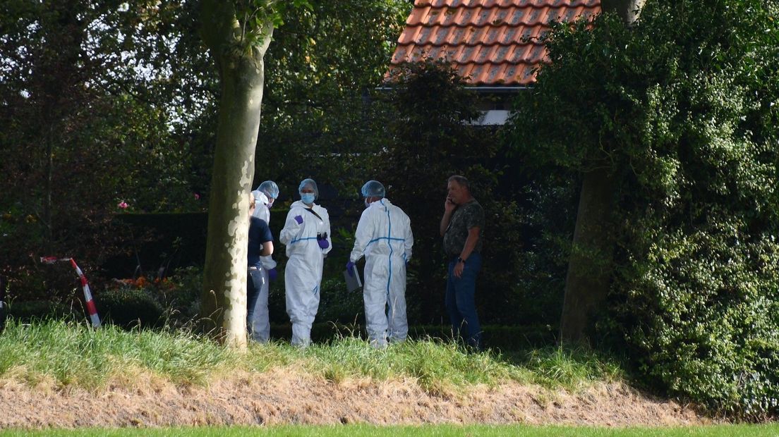 De forensische opsporing doet onderzoek op het terrein aan de Noordweg in Biggkerke