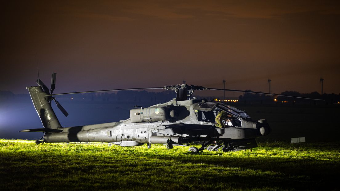 Apache gevechtshelikopter strandt in weiland, toestel wordt beveiligd .
