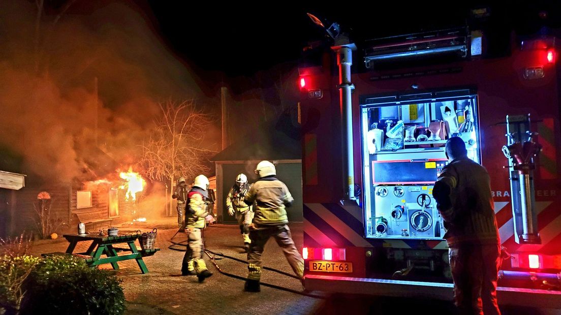 Bij een schuurbrand in Lemelerveld zijn drie konijnen omgekomen