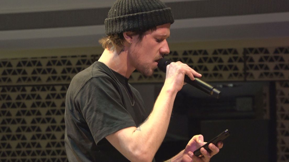 Zanger Camiel Meiresonne van Son Mieux tijdens de repetitie van '50 Jaar Haagse Hits'