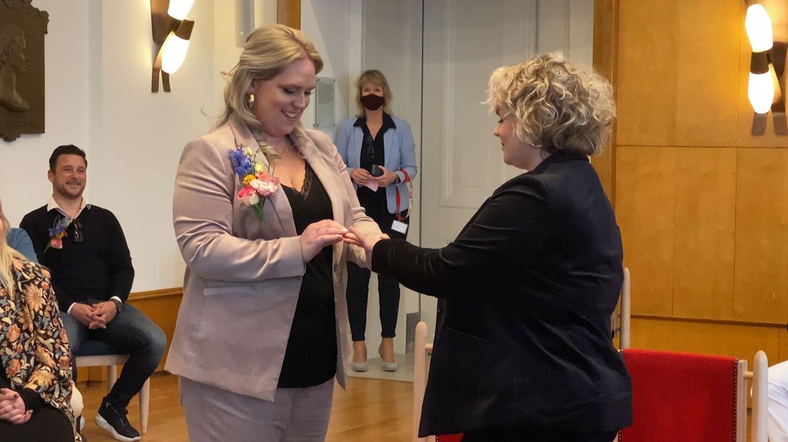 Jeannette en Romy geven elkaar het jawoord