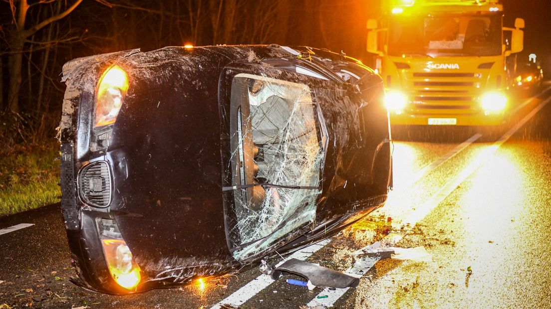 Een auto is over de kop geslagen aan de Zegerbaan in Alphen aan den Rijn
