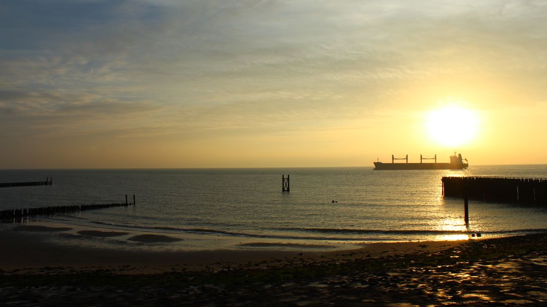 De zon gaat onder in Westkapelle.