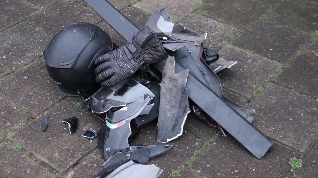 De brommer en de auto liepen beide schade op.