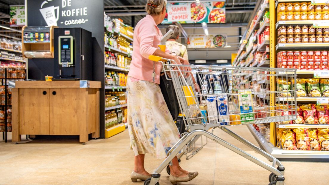 Een vrouw winkelt in Sappemeer met een zelfscanner in haar karretje