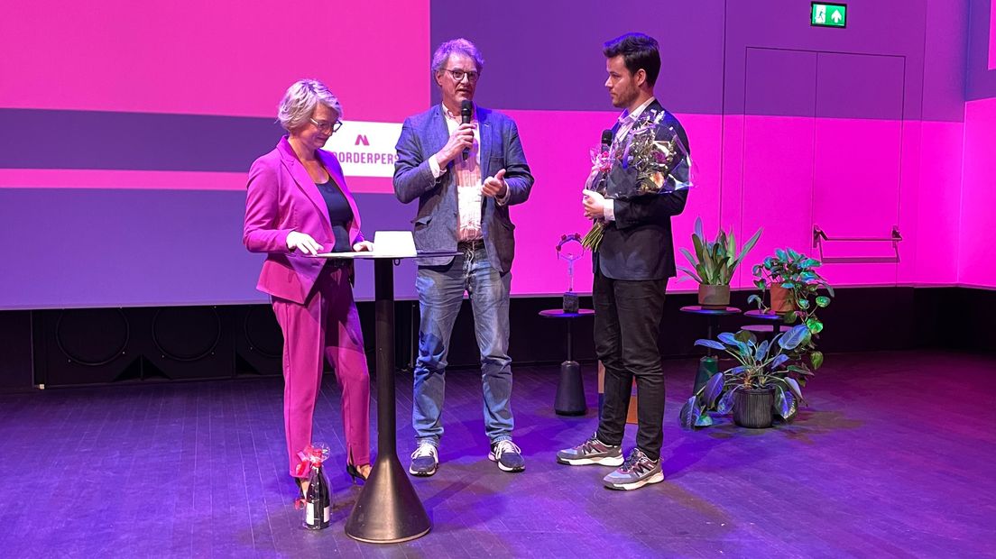 Tristan Braakman (rechts) krijgt de prijs van juryvoorzitter Bart Brouwers (midden)