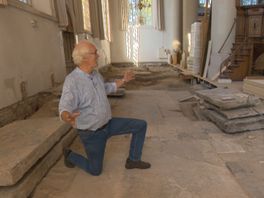 Werk aan Sneker kerk duurt langer, maar wel 15e-eeuwse grafstenen ontdekt