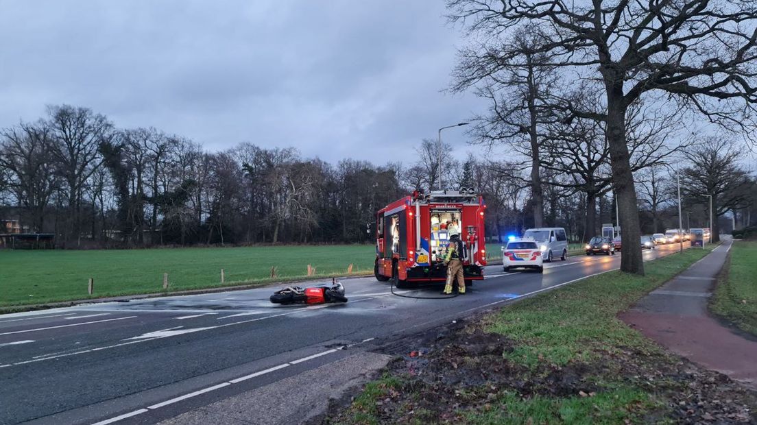 Aanrijding tussen motor en auto op Oldenzaalsestraat in Lonneker
