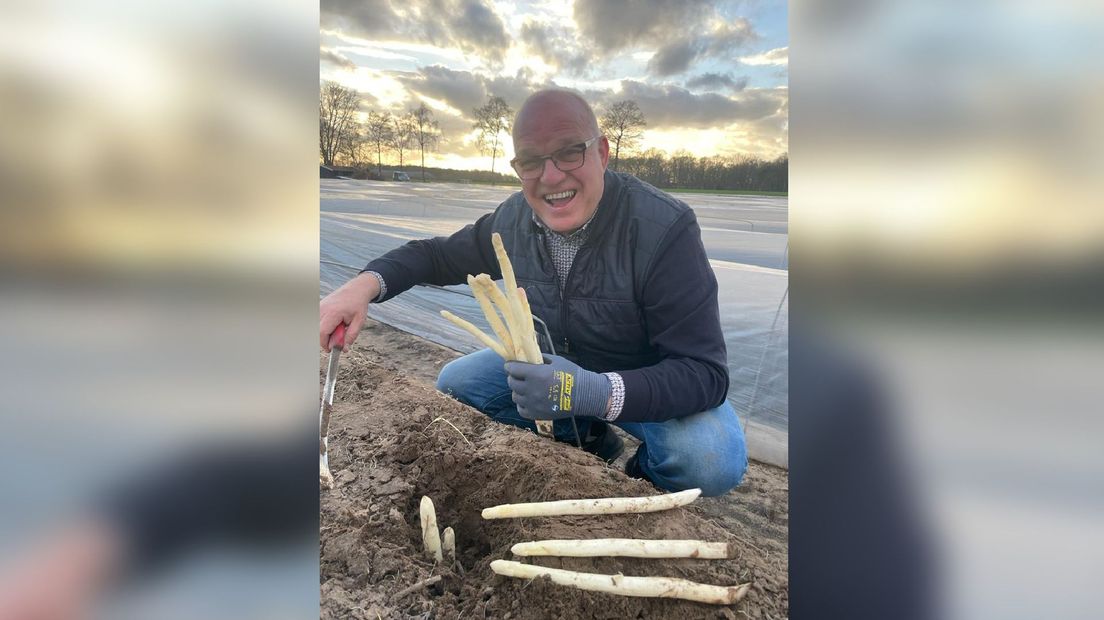 Harry Lubberink trots met zijn eerste asperges.