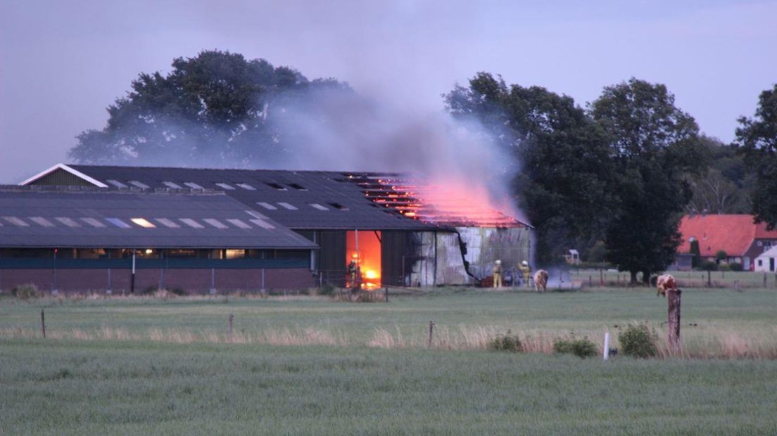 Veel zwarte rook bij schuurbrand op boerderij in Holten