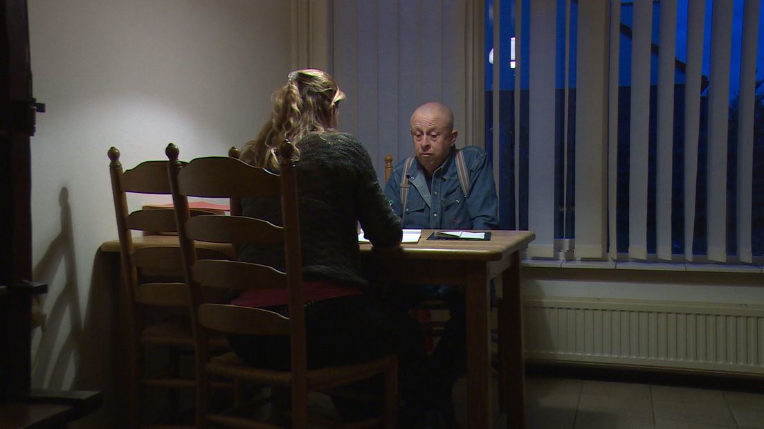 Een inwoner van Meppel ontvangt begeleiding om een probleem op te lossen (Rechten: RTV Drenthe/Serge Vinkenvleugel)