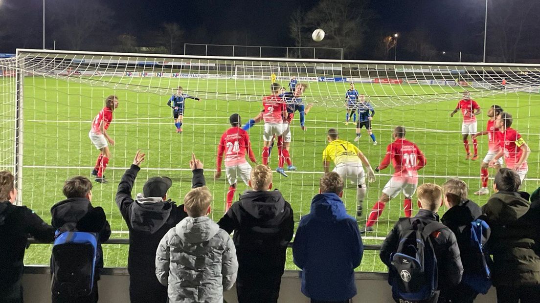 ACV bestookt het doel van GOES, maar tevergeefs. De Assenaren verloren met 0-2