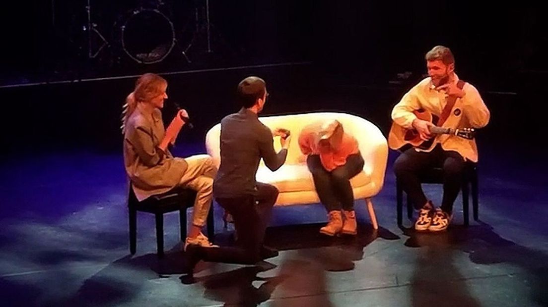 Glenn gaat voor Maya op de knieën.
