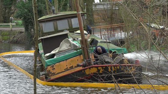 Voormalig restaurantschip in Pieterburen weer leeggepompt: 'Jammer dat het er nu zo uitziet'