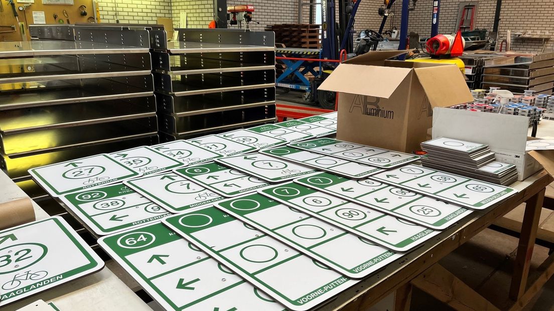 Routebordjes liggen klaar om dienst te doen als aanduiding